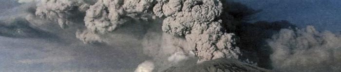 Во время сильного извержения вулкан выбрасывает огромное количество газа и пепла