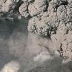 Во время сильного извержения вулкан выбрасывает огромное количество газа и пепла